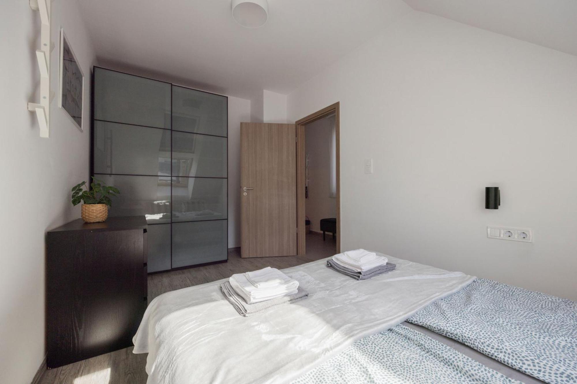 Bright Top Floor Home With Parking Budapeşte Dış mekan fotoğraf