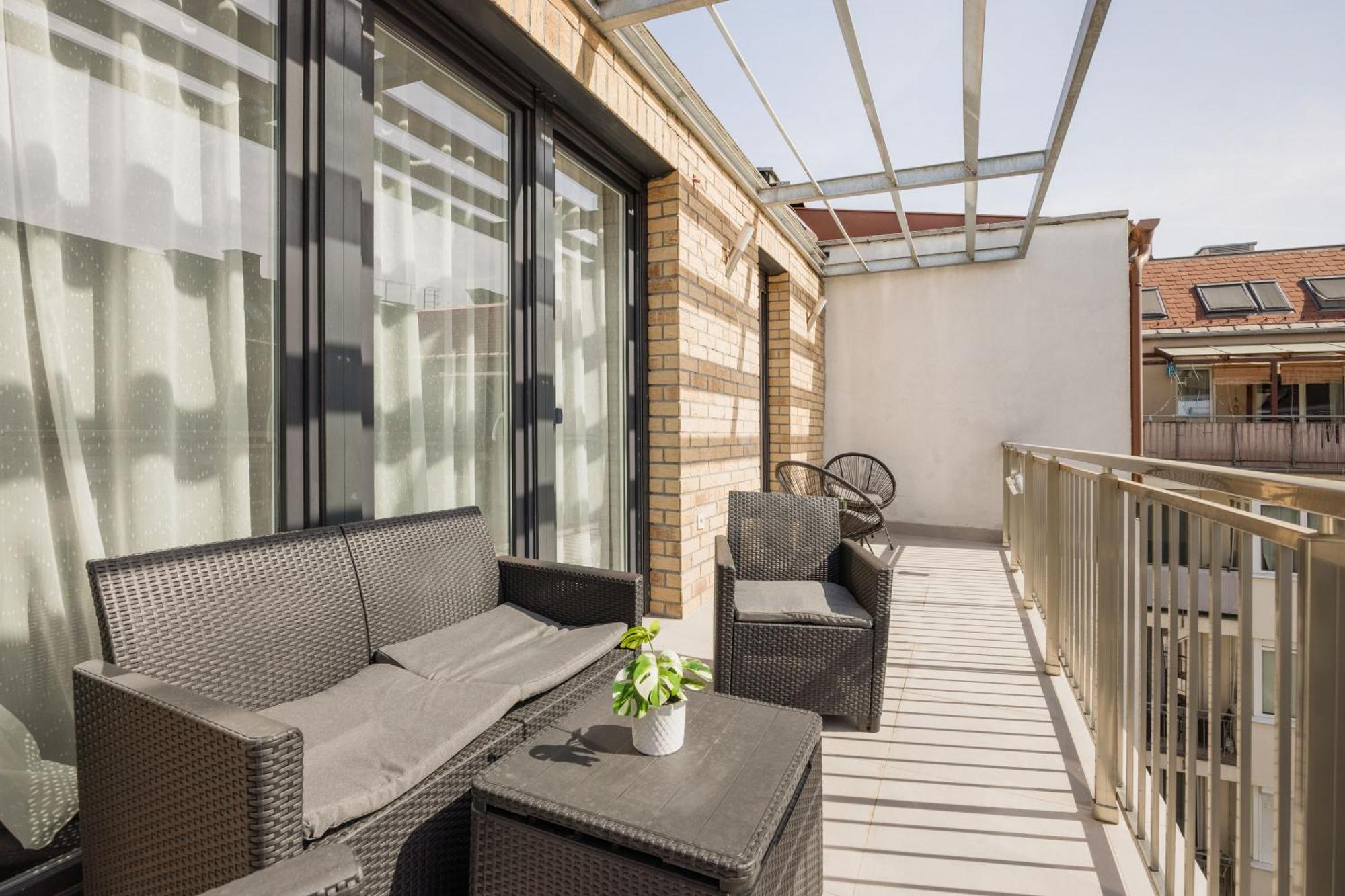 Bright Top Floor Home With Parking Budapeşte Dış mekan fotoğraf